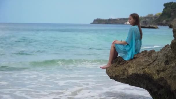 Holka sedící na kamenech. Bali, Indonésie — Stock video