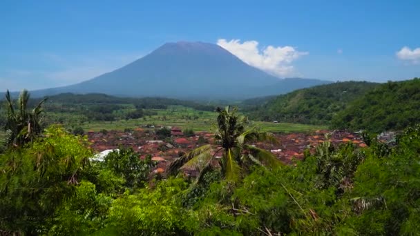 Horská krajina zemědělské půdy a vesnice Bali, Indonésie. — Stock video
