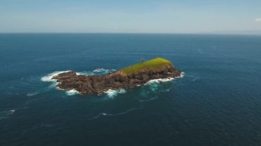 Okyanustaki Rocky Adası.