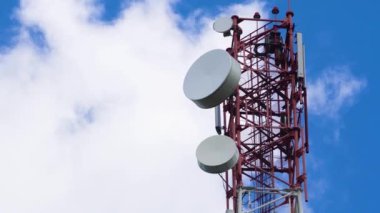 Mavi gökyüzüne karşı telekomünikasyon kulesi.