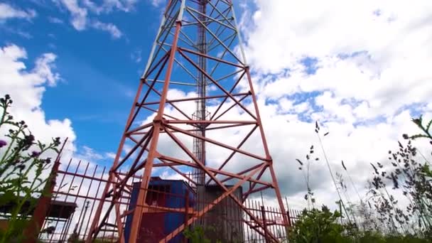 Torre de telecomunicaciones contra el cielo azul. — Vídeo de stock