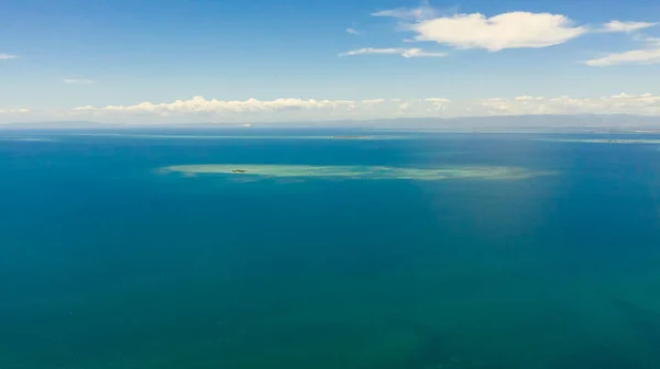 Blått hav och tropiska öar. Cebu Strait, Filippinerna. — Stockfoto