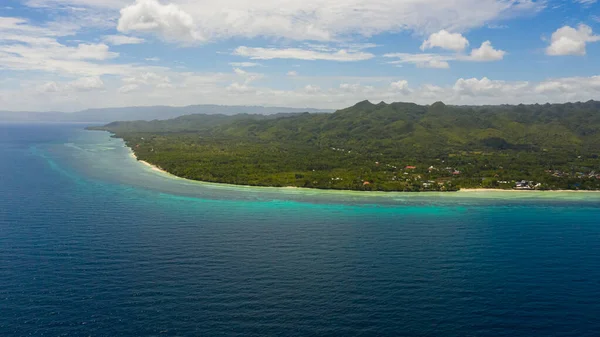 Kumsalı ve mavi denizi olan bir sahil. Anda Bohol, Filipinler. — Stok fotoğraf