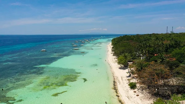 Песчаный пляж и тропическое море. Остров Панглао, Филиппины. — стоковое фото