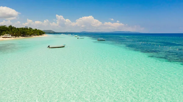 Praia de areia e mar tropical. Ilha de Panglao, Filipinas. — Fotografia de Stock