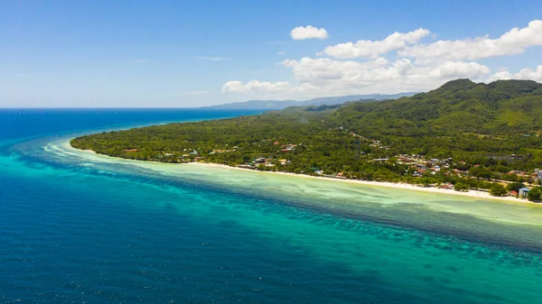 Costa com praia e mar azul. Anda Bohol, Filipinas. — Fotografia de Stock