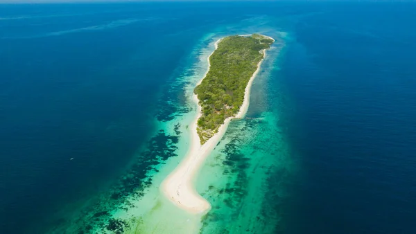 하얀 해변 이 있는 작은 산타 크루즈 섬. 필리핀, 잠보 앙가. — 스톡 사진