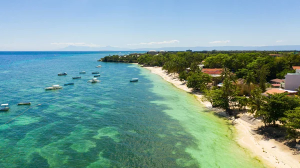 Sandstrand und tropisches Meer. Insel Panglao, Philippinen. — Stockfoto