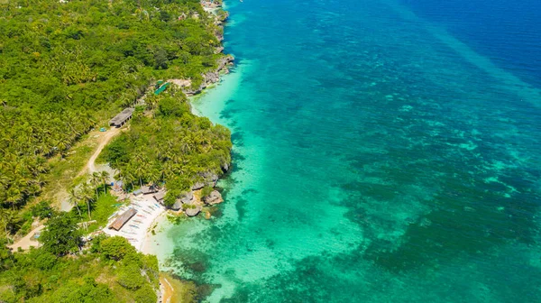 Hermosa playa y mar turquesa. Anda Bohol, Filipinas. — Foto de Stock