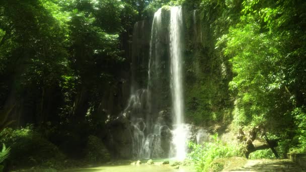 Gyönyörű trópusi vízesés. Kawasan Falls, Bohol, Fülöp-szigetek. — Stock videók