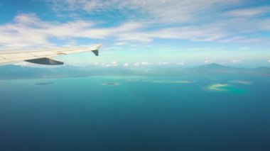 Okyanustaki bir uçak penceresinden bak..