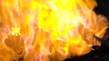 Yanan kömürlü demirci ocağı.