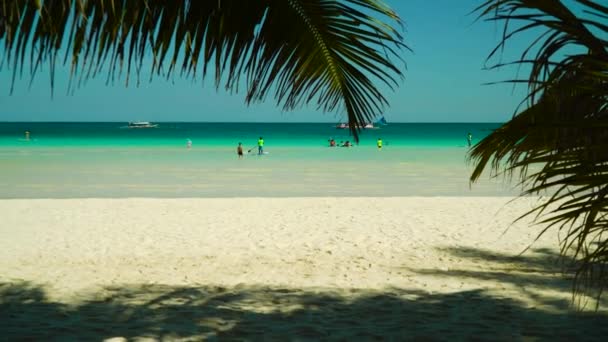 Spiaggia tropicale di sabbia e mare blu, Filippine. — Video Stock