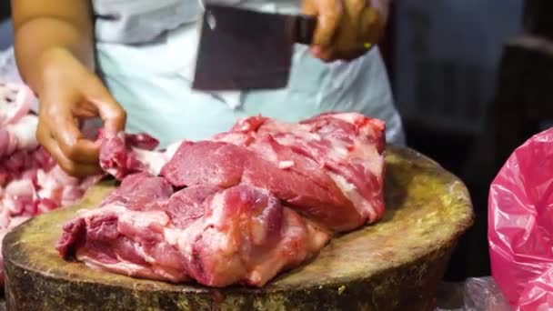 Carnicero picando carne cruda con un cuchillo. — Vídeos de Stock