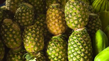 Meyve pazarında ananas. Filipinler.