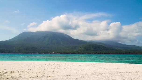 Île tropicale et belle plage. Camiguin, Philippines. — Video