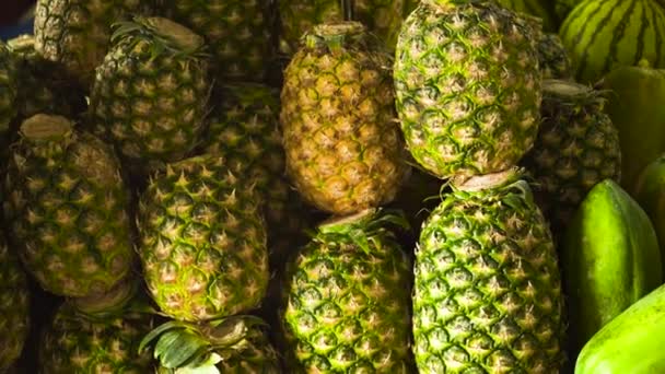 Piña en el mercado de frutas. Filipinas. — Vídeos de Stock