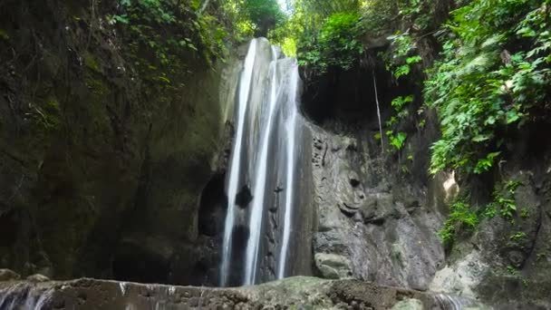 Bela cachoeira tropical. — Vídeo de Stock