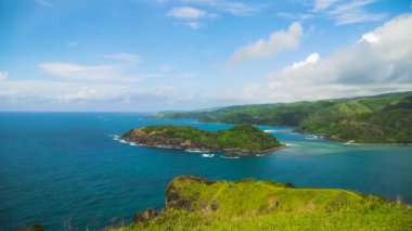 Tropikal ada Balacay ile deniz burnu. Katanduanes, Filipinler.