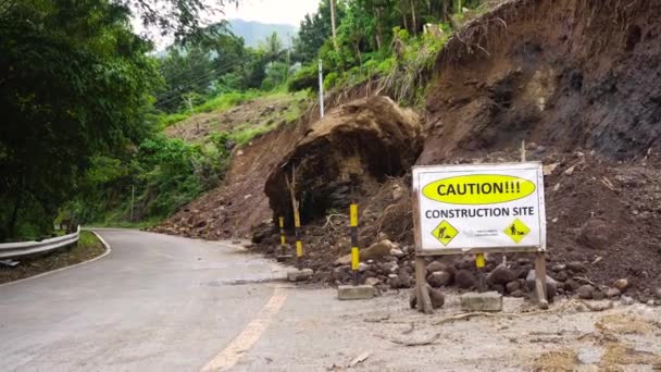 El camino está lleno de un deslizamiento de tierra. — Vídeo de stock