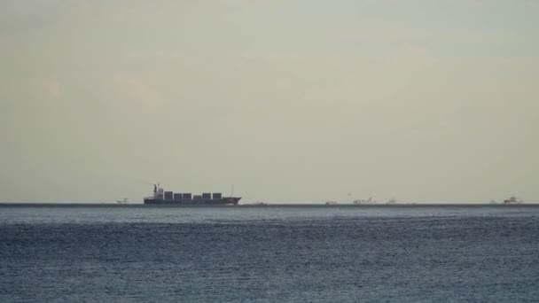 Konténerszállító hajó Teherszállító hajó Manila Bay-ben. — Stock videók