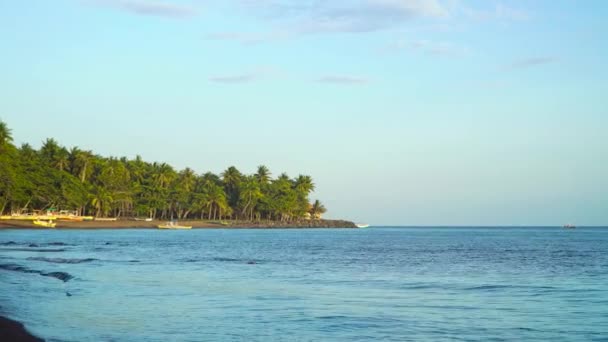 Tropisch strand op Camiguin eiland, Filipijnen. — Stockvideo