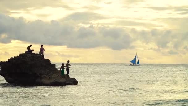 Les gens pêchent sur le rocher. — Video