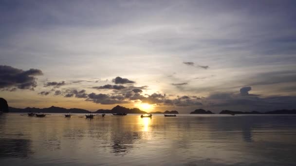 Beau coucher de soleil sur la mer. — Video