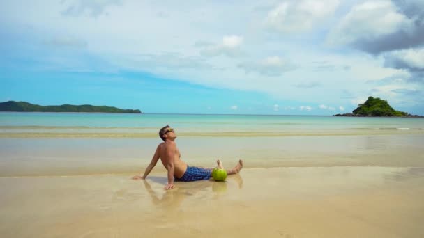 Turista en la playa. — Vídeos de Stock