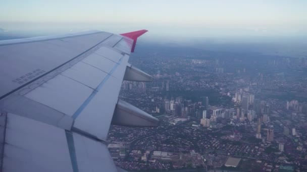 Zicht vanuit een vliegtuigraam. Manilla, Filipijnen. — Stockvideo