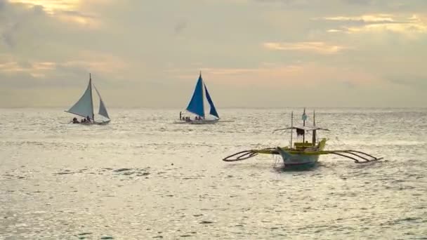 Mavi denizde yelkenli. Filipinler Boracay Adası. — Stok video