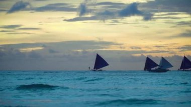 Günbatımında yelkenliler ve yatlar. Boracay, Filipinler.