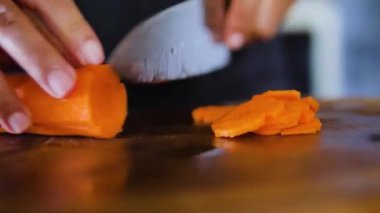 Bıçaklı el havuç keser..