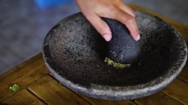 Taş havanda ezilmiş sarımsak..