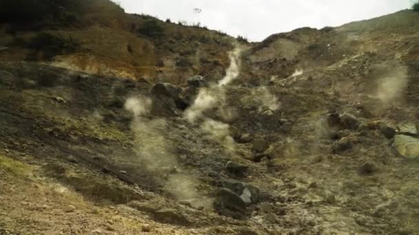 Geotermikus aktivitás és gejzírek. Dieng-fennsík, Indonézia. — Stock videók