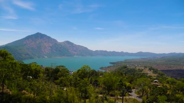 Jezioro Batur jest najszerszym jeziorem na Bali. — Wideo stockowe