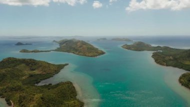 Tropikal adaları, lagünleri, Filipinleri, Palawan 'ı olan bir deniz burnu.