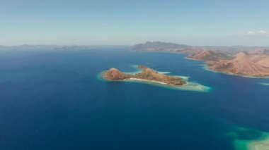 Kumlu plajlı tropik ada, Filipinler, Palawan