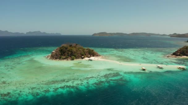 Kleine torpische Insel mit weißem Sandstrand, Blick von oben. — Stockvideo