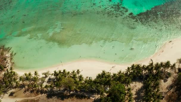 Торпический остров с белым песчаным пляжем, вид сверху. — стоковое видео