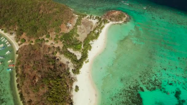 Île torpique avec plage de sable blanc, vue sur le dessus. — Video