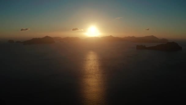 Piękna zatoka o zachodzie słońca. Widok z lotu ptaka. — Wideo stockowe