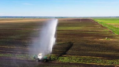 Tarım arazisindeki sulama sistemi.
