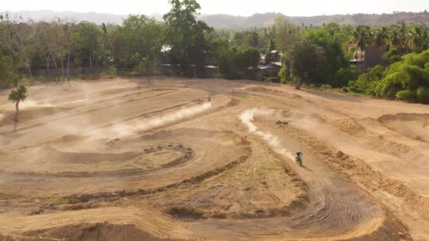 Motociclistas en la pista de motocross. — Vídeos de Stock