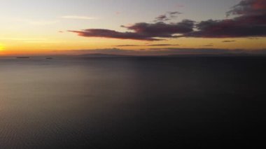 Deniz ve adalar üzerinde gün batımı. Filipinler.