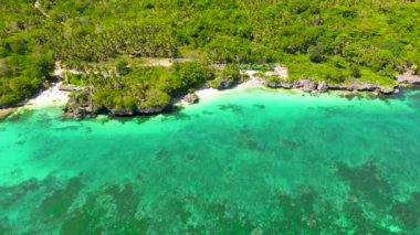 Güzel sahil ve turkuaz deniz. Anda Bohol, Filipinler.