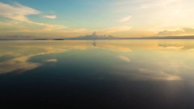 Denizin üzerinde gün batımı. Yukarıdan görünüşü.