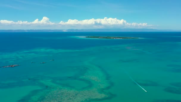 Blauwe zee en tropische eilanden. Cebu Strait, Filipijnen. — Stockvideo