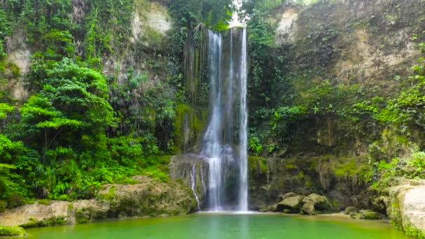 Vackert tropiskt vattenfall. Kilab Kilab faller, Bohol, Filippinerna. — Stockvideo