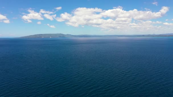 Mar azul e ilha tropical. Cebu, Filipinas. — Vídeo de Stock